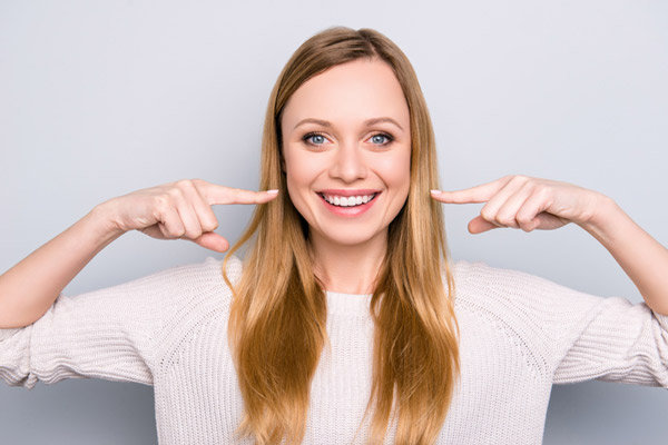 Woman showing off her teeth and overall periodontal health at Timothy H. Kindt, DDS.